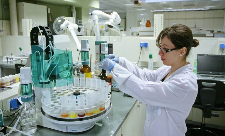 متخصص میکروبیولوژی